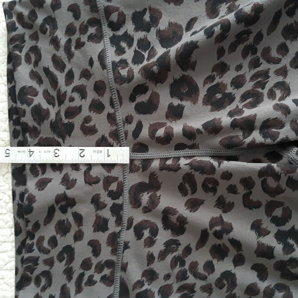 Varley Small Animal Leopard Cheetah Print Leggings - Picture 13 of 15